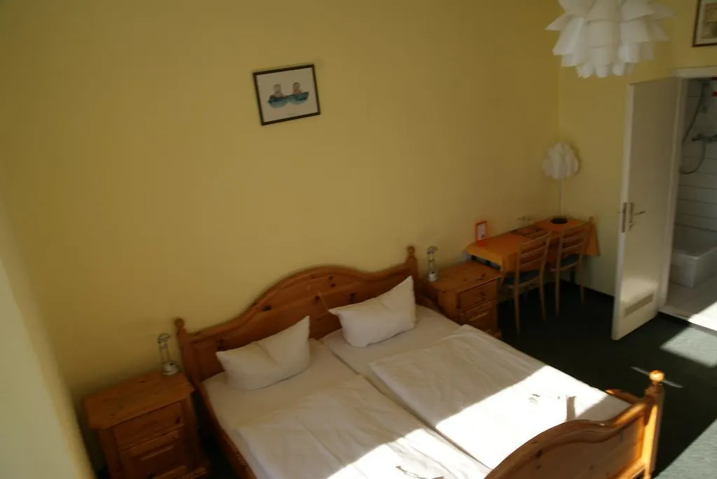 Happy Go Lucky Hotel + Hostel Berlin 0*,
