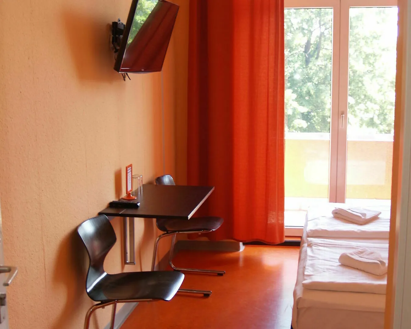Happy Go Lucky Hotel + Hostel Berlin 0*,  Almanya