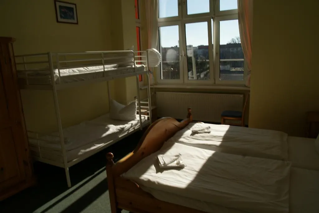 Happy Go Lucky Hotel + Hostel Βερολίνο