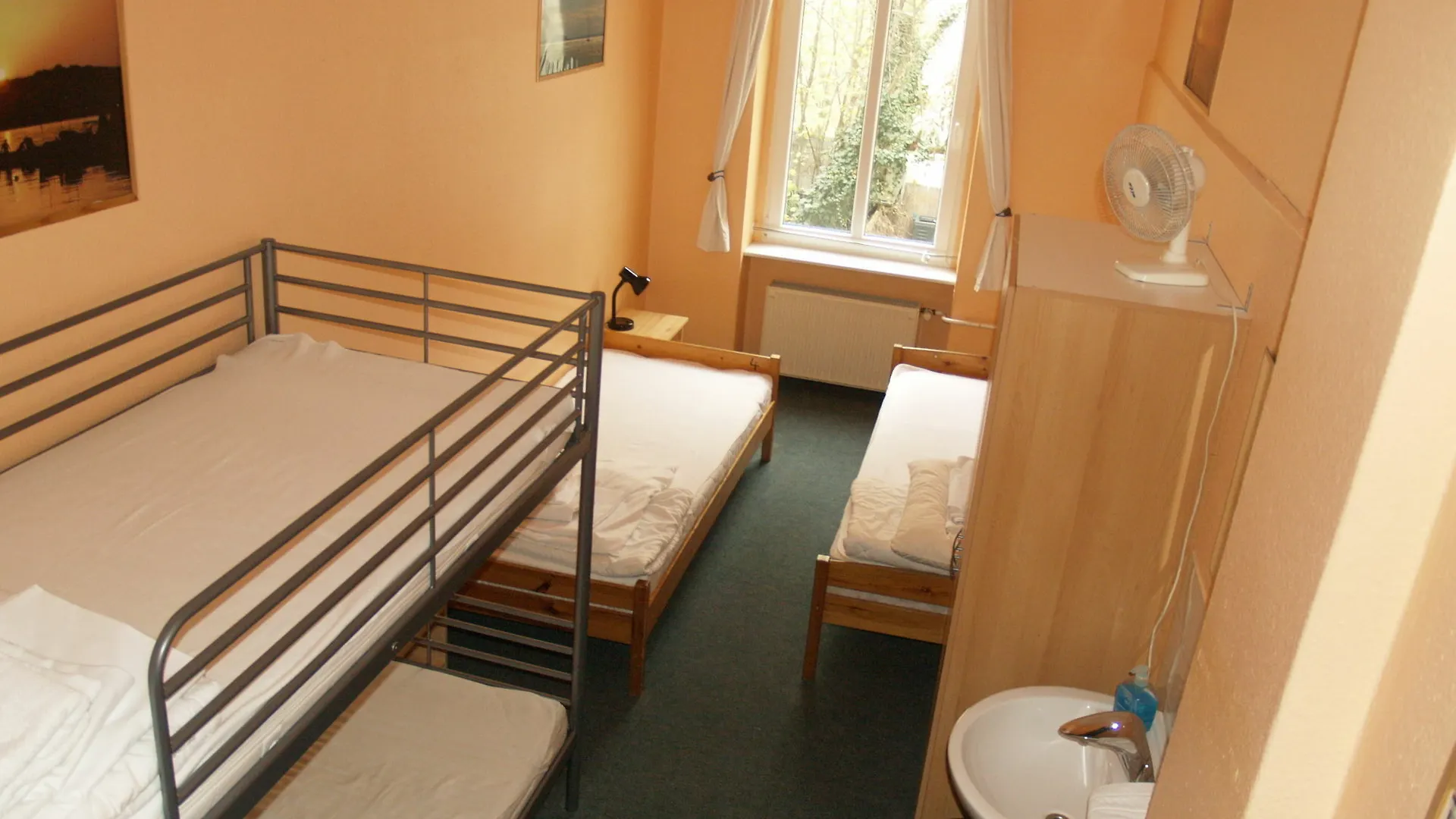 Happy Go Lucky Hotel + Hostel Βερολίνο 0*,